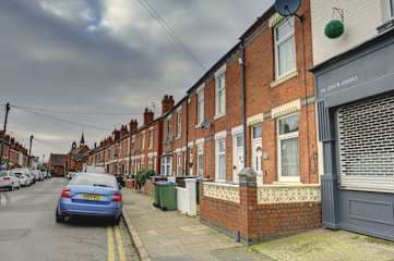 Cosy 2 Bedroom 4 Beds w/ Parking near City Centre