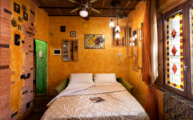 The embrace of and Artist (Casa di Pierina)