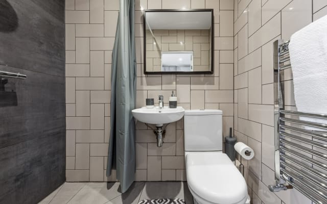 Walk to Stadium: Prime 1BR Stay | 2 Beds Sleeps 3