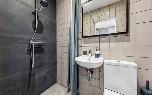 Walk to Stadium: Prime 1BR Stay | 2 Beds Sleeps 3