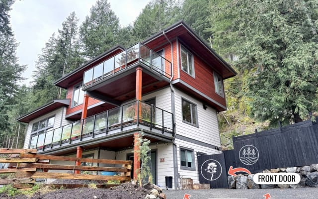 Luxury & Private Bowen Island Stay w/ Sauna, Cold Plunge & Fire Pit