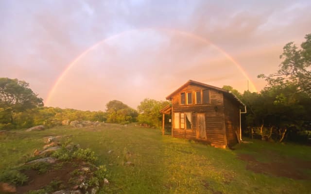 Anúncio de Oscar em misterb&b -  Casa de campo de dois pisos 1. Casa de banho no andar de baixo cozinha sala de jantar sala de estar no andar de cima dois quartos