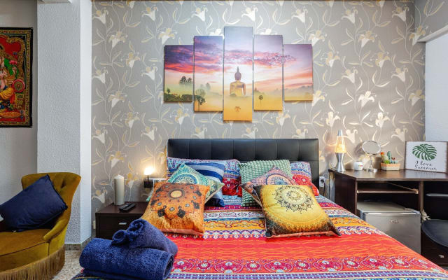 Annonce de Juan sur misterb&b - "Chambre chaleureuse et paisible inspirée par l'énergie orientale... conçue pour un repos profond"