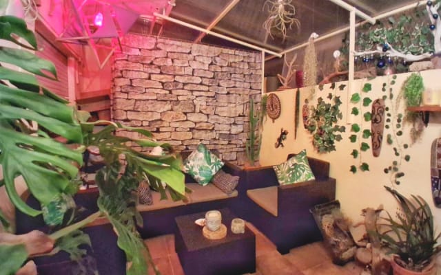 Annonce de Juan sur misterb&b - "Toute la nuit, la terrasse se transforme en une atmosphère calme et intime.