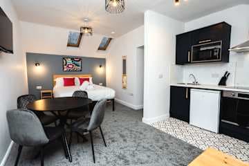 Studio in stile loft con lucernari e parcheggio
