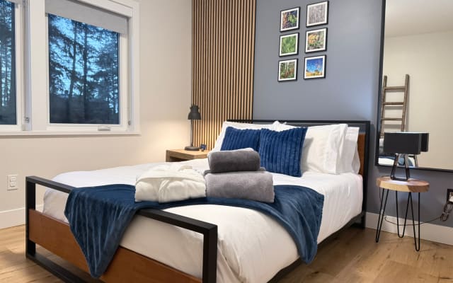 Anuncio de Michael en misterb&b - La habitación Coast: Duerma en una nube. Esta espaciosa habitación cuenta con un colchón Casper® de fama mundial para disfrutar de la noche más reparadora. Personalice su descanso con nuestra carta de almohadas y la lujosa ropa de cama de percal o satén. Vistas al agua.