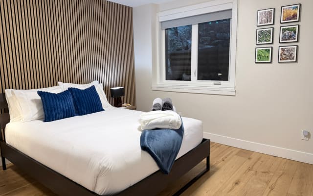 Anuncio de Michael en misterb&b - La habitación Forest: El confort adaptado le espera en la Habitación Forest, que cuenta con un colchón Tempur-Pedic® para un soporte que alivia la presión. Personalice su descanso con nuestra carta de almohadas y nuestra carta de ropa de cama. Un espacio tranquilo y conectado a tierra diseñado para un sueño profundo.