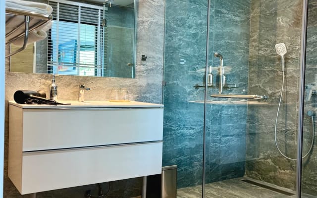 Neue helle Wohnung mit einzigartigem Blick auf das Meer und die Stadt.
 - Foto 35