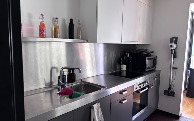Bright & Spacious Furnished 2.5-Room Apartment with Parking  - Foto 8