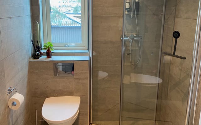 Privates Schlafzimmer mit Kingsize-Bett und eigenem Bad