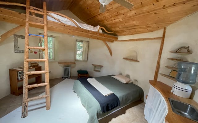 Detached private bedroom/studio on private land with two creeks.