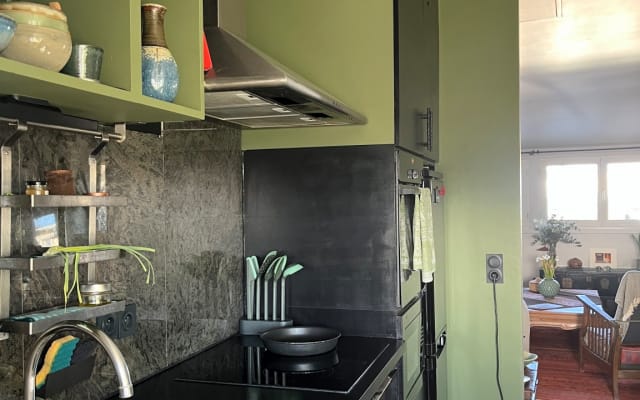 Chambre d'appartement au dernier étage d'un immeuble art déco de 1928 - Photo 13