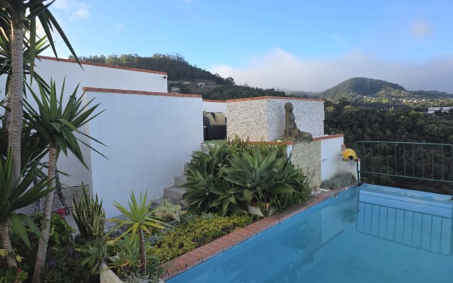 PRIVATES KLEINES HAUS BUNGALOW MIT BLICK AUF MEER UND BERGE