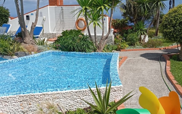 EXECUTIVE APART. POOL, MEER- UND BERGBLICK