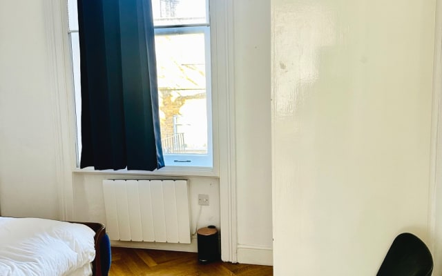 1 Bedroom in shared apartment. Chelsea. Renovated flat - Picture 12