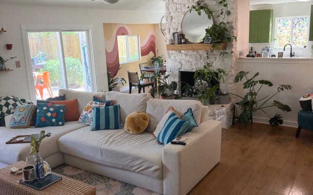 Colorful, whimsical & cozy house in South Austin w/ a private pool :)