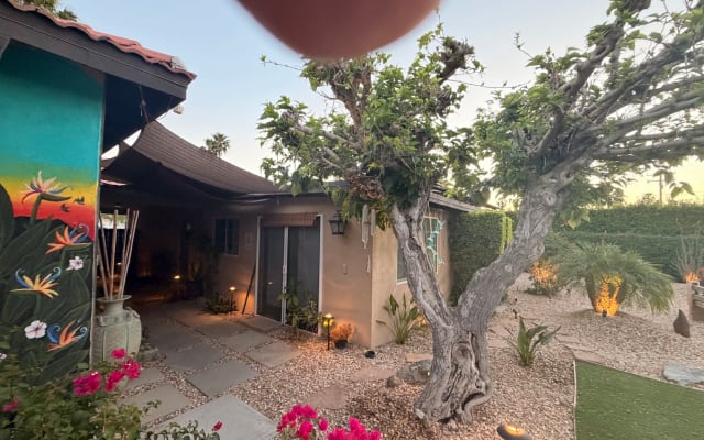 BEST LOCATION, Movie Colony! Private detached Casita, pool & spa, view