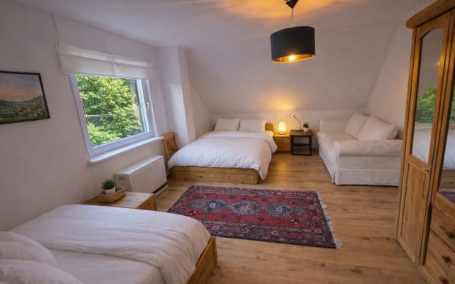 Haus im Wald am See