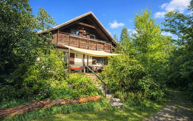 Casa na floresta junto ao lago