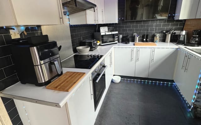 Stylish Double Room | Metro 5 mins | LGBTQ Friendly Home - Picture 12