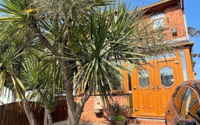 Stylish Double Room | Metro 5 mins | LGBTQ Friendly Home - Picture 17