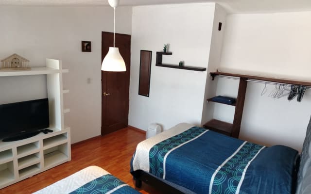 PRIVATZIMMER IN EINEM WOHNGEBIET IN DER NÄHE VON ANGELÓPOLIS