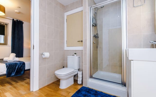 *NEW* Stylish Penthouse | Free Park | Pool Table