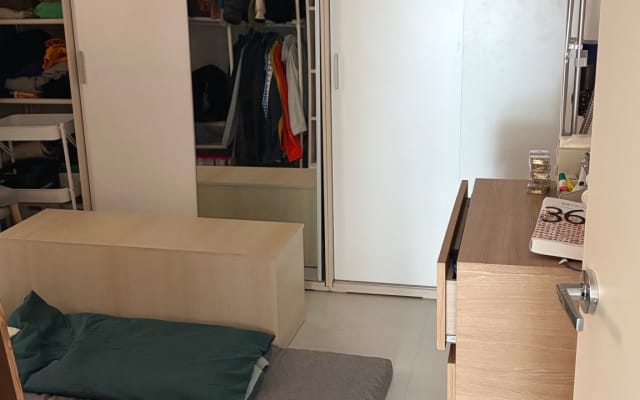 Annonce de Jay sur misterb&b - Petite pièce (mon placard) avec lit pliant