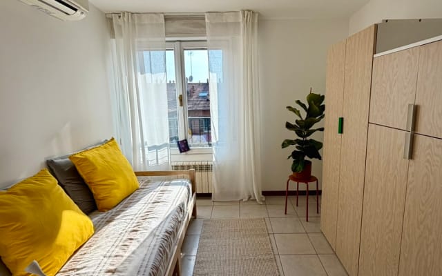Quarto privado luminoso num apartamento partilhado