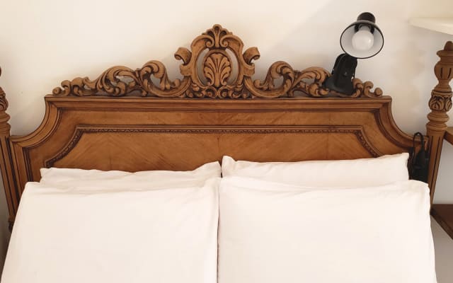 Carlos's listing on misterb&b - Detail of the headboard with socket and reading light.