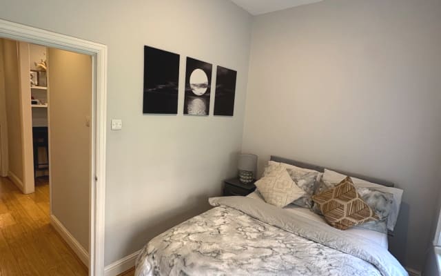 Cosy Double Bedroom with a Garden view in little Venice, Maide vale