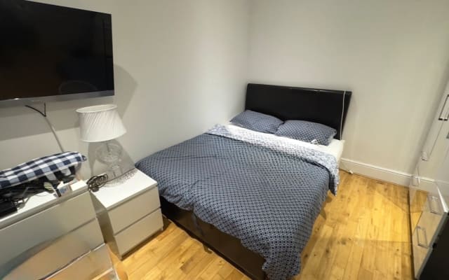 Calm Private Room Near Luton Airport | 15-Min Walk to Train Station