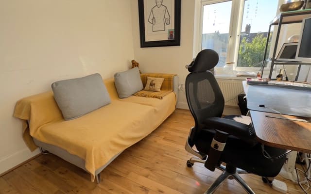 Calm Private Room Near Luton Airport | 15-Min Walk to Train Station