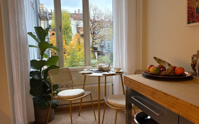 Ruhig und zentral - Großes Zimmer, TV & Balkon - Frühstück inklusive