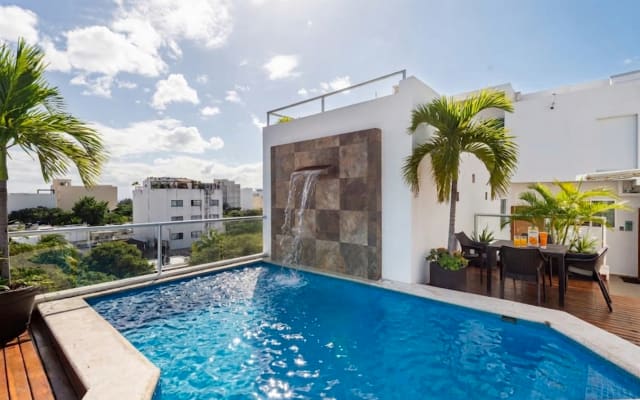 Annonce de Eric sur misterb&b - Piscine rooftop avec coin repas, Wifi et salle d'eau WC
