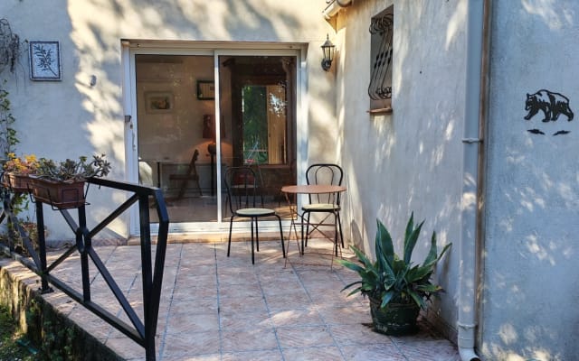 Nîmes, Uzès, Pont-du-Gard. Studio indépendant dans un écrin de verdure