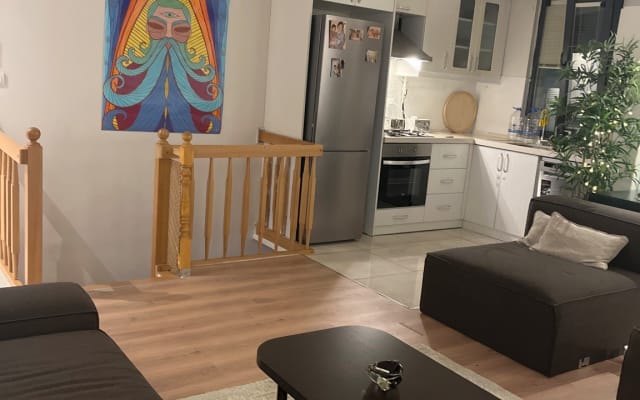 Anuncio de Ümit en misterb&b - Sala de estar y el kicthen - habitación compartida. Cuarto de baño y dormitorio está en la planta baja.