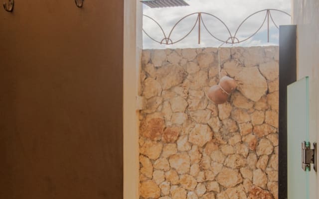 Tranquila terraza romántica en una torre en el centro de la ciudad