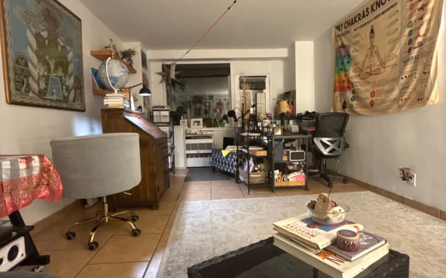 Chris's listing on misterb&b - Open-concept creative lounge space