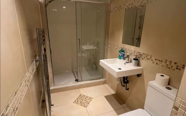 Helles und geräumiges Doppelzimmer im Herzen von Central London - Foto 8