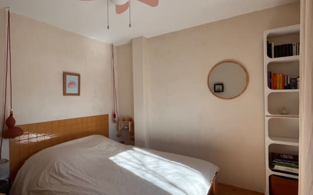 Acogedora habitación en una casa de madera