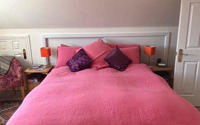 Quiet double room with own bathroom within house with great views