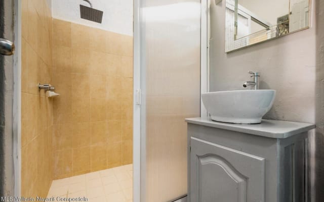 curl house! mins away from airport, conventions, univa...
beaches,
