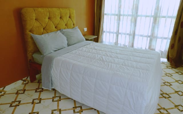 Annonce de Kiarie sur misterb&b - Chambre 3 - Grande fenêtre avec portes donnant sur le balcon
