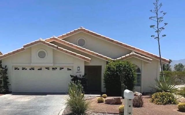 Spacious private room located close to airport/ downtown Palm Springs