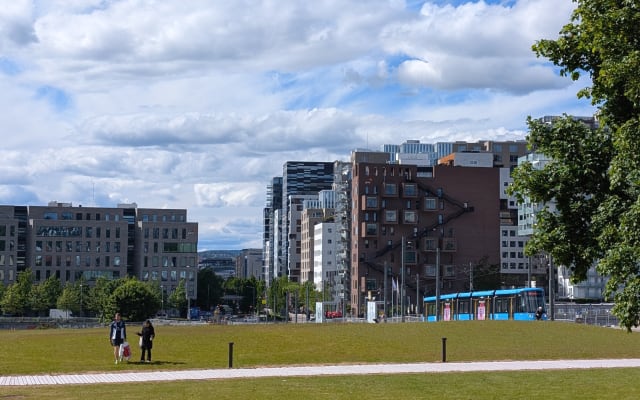 Sebastian's listing on misterb&b - Bjørvika and central Oslo only a few steps away. Munch museum, THe Opera and Central train station just a few gay minutes away.