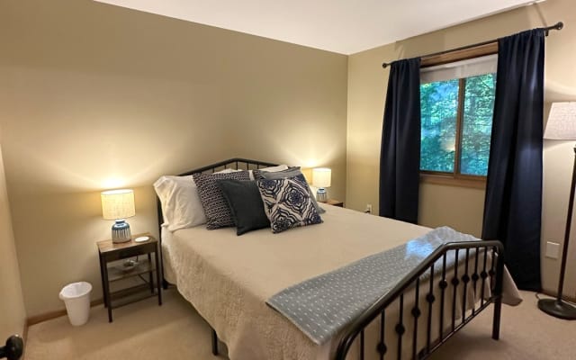 Cozy Northern Michigan retreat near local ski/golf resorts