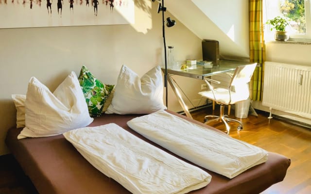 Lit, salle de bain + petit déjeuner près du quartier de l'usine