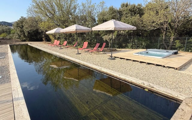 Frédéric's listing on misterb&b - 25 m swimming corridor and 4-seater Jacuzzi, one of which can be used as a recliner.