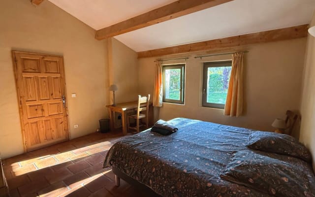 Frédéric's listing on misterb&b - Large bedroom on ground floor with en-suite bathroom